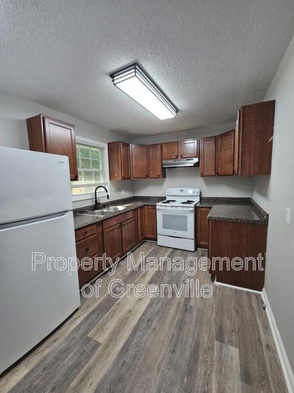 Building Photo - 355 Woodview Ave