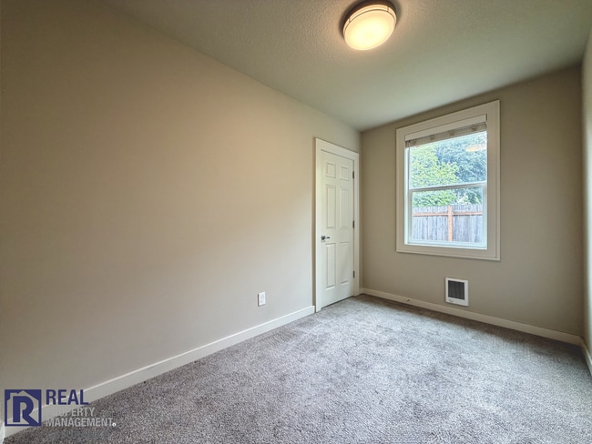 Building Photo - Spacious & Modern 3BR/2BA Home in Quiet Hillsboro Neighborhood