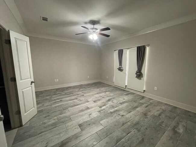 Building Photo - 3 Bedroom House in The desirable University Villas