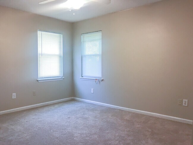 Building Photo - 2916 Norwood Dr
