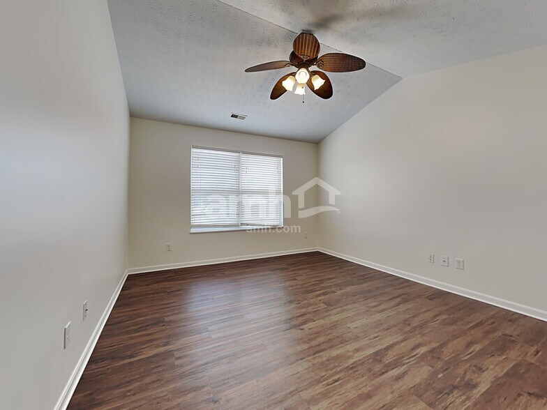 Building Photo - 32 Meadowcrest Dr