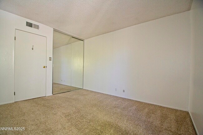 Building Photo - 2599 Lakeside Dr