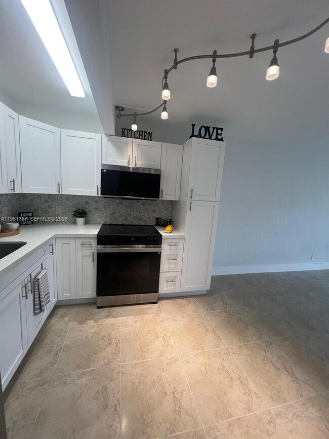 Building Photo - 1400 SW 124th Terrace