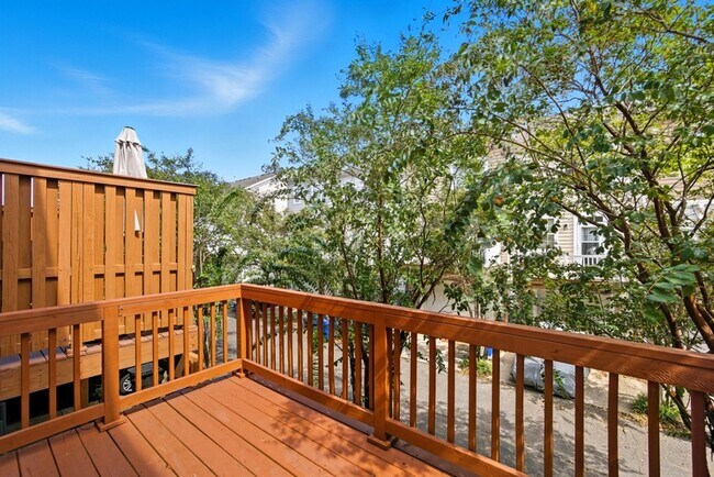 Building Photo - 230 Paradise Dr