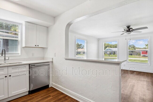 Building Photo - 4636 Fairfield Ave S