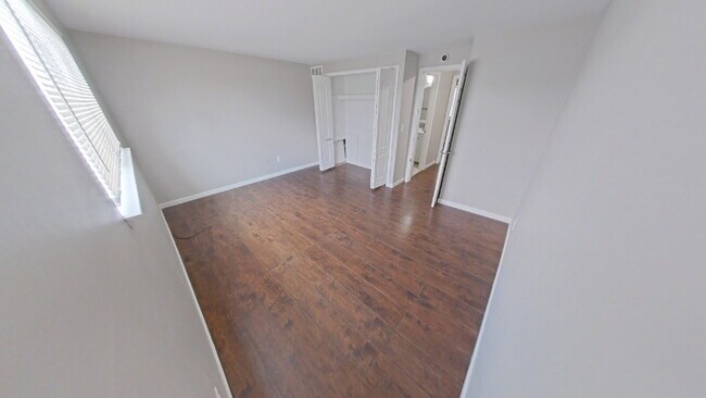 Building Photo - 8445 Hickory Dr
