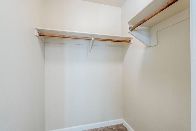 Building Photo - Bright & Airy 4-Bedroom in Willow Ridge Co...