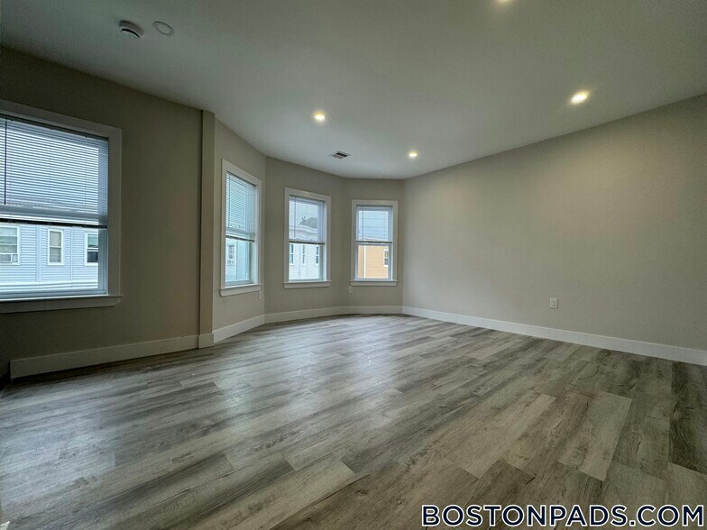 Building Photo - 10 Cawfield St