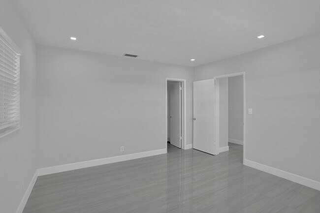 Building Photo - 2755 NE 28th Ave