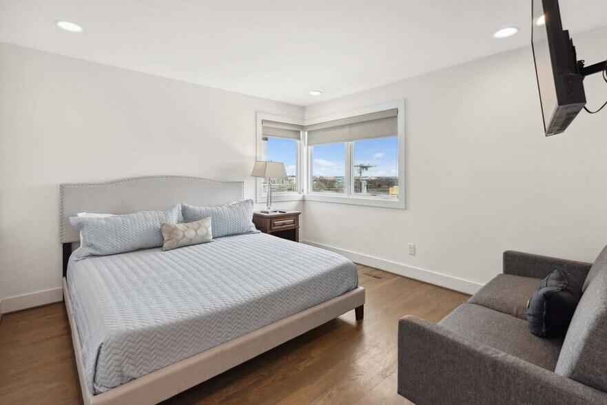 Building Photo - 960 9th Ave S