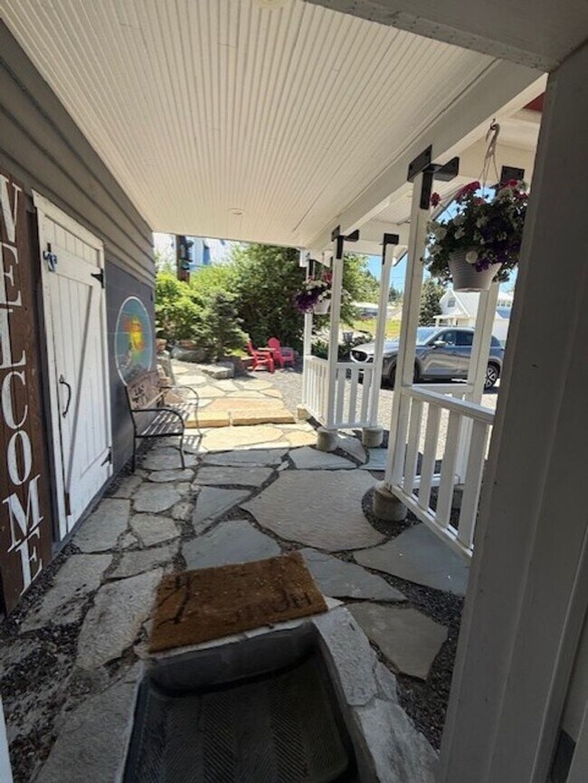 Building Photo - Live in the heart of Roslyn, walk to shops...