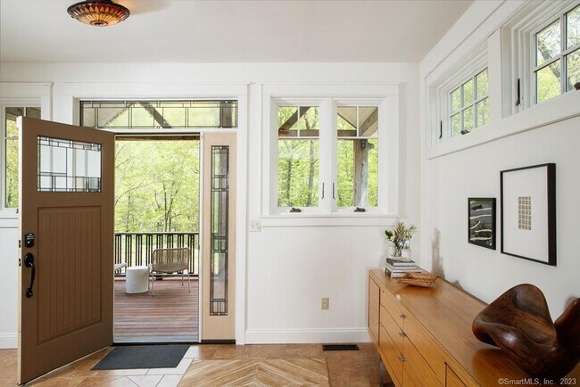 Building Photo - 121 Quaker Hill Rd