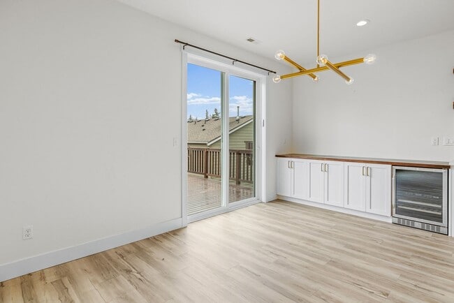 Building Photo - Immediately available 4-bedroom 3.5 bath