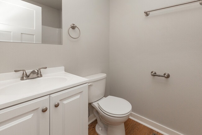 Building Photo - Updated 3 Bed 2 Bath Home