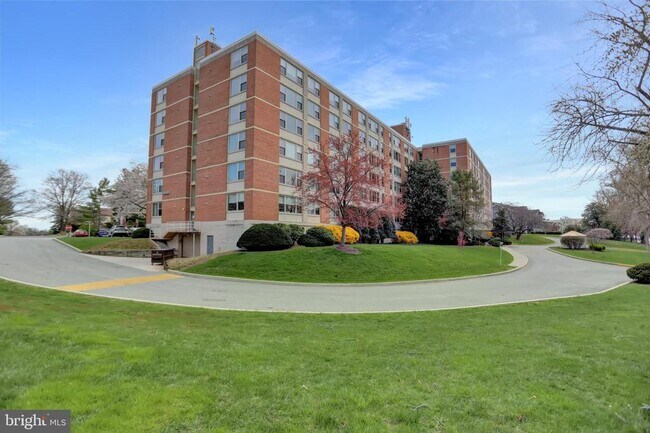 Building Photo - 4401 Roland Ave
