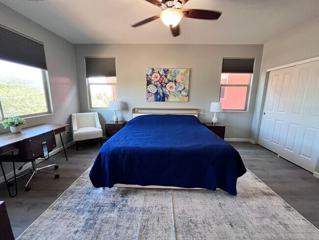 Building Photo - Central- FURNISHED 4 bedroom/ 3 bathroom h...
