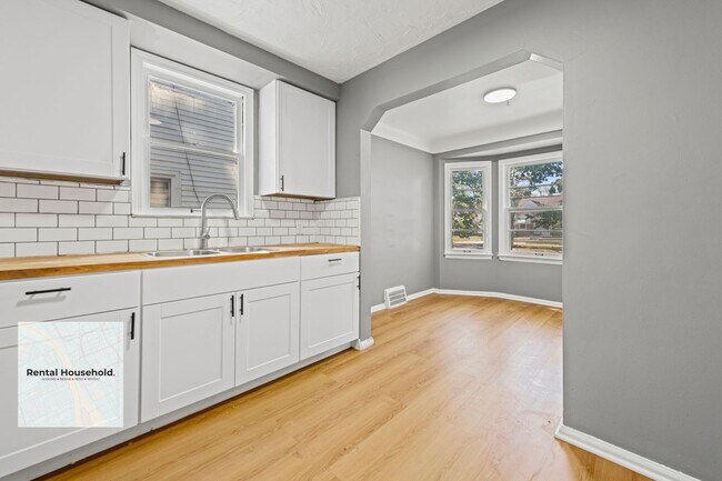 Building Photo - Stunning Renovated 3-Bedroom Bungalow