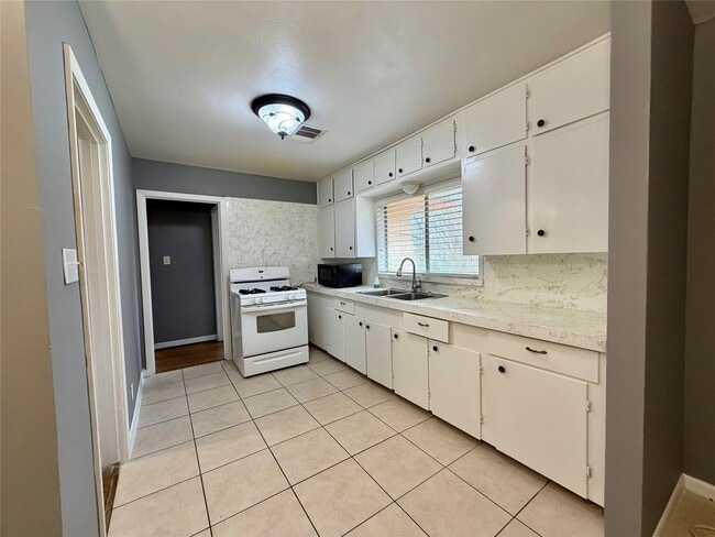 Building Photo - 118 Poinsettia St