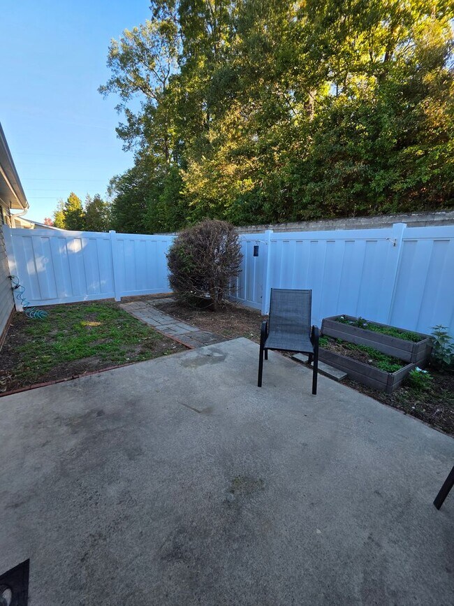 Building Photo - 3 BR Townhome in north High Point!