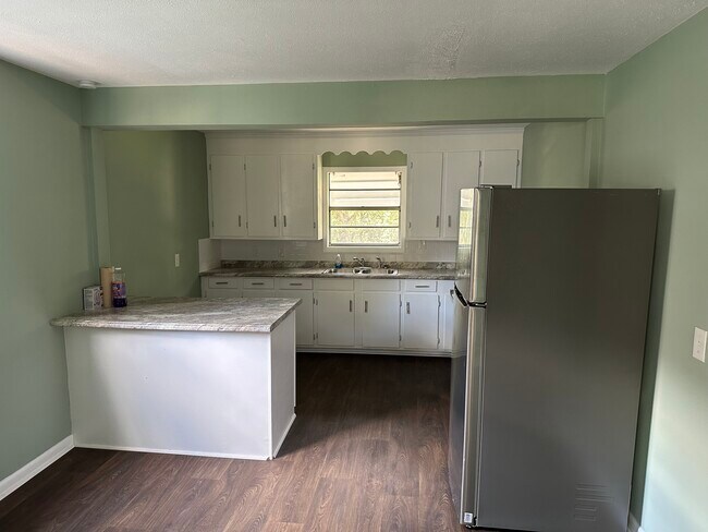 Kitchen - 1909 Summerville Rd