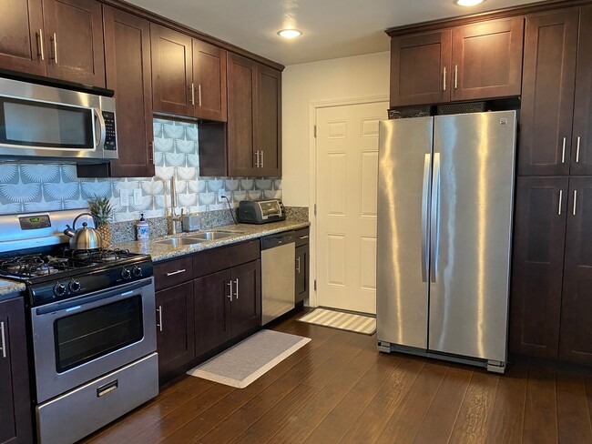 Building Photo - Beautiful Single-Story 2 Bedroom, 1 Bath w...