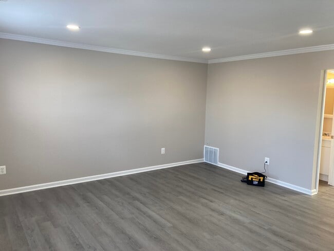 Primary Photo - 1605 Addison Rd S