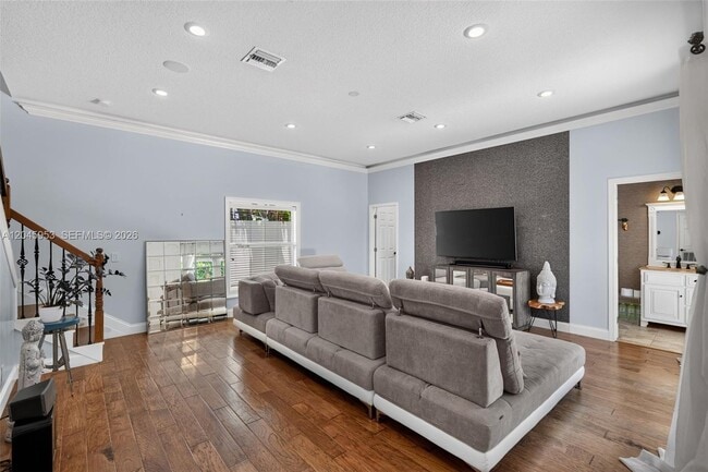 Building Photo - 542 N Cypress Dr