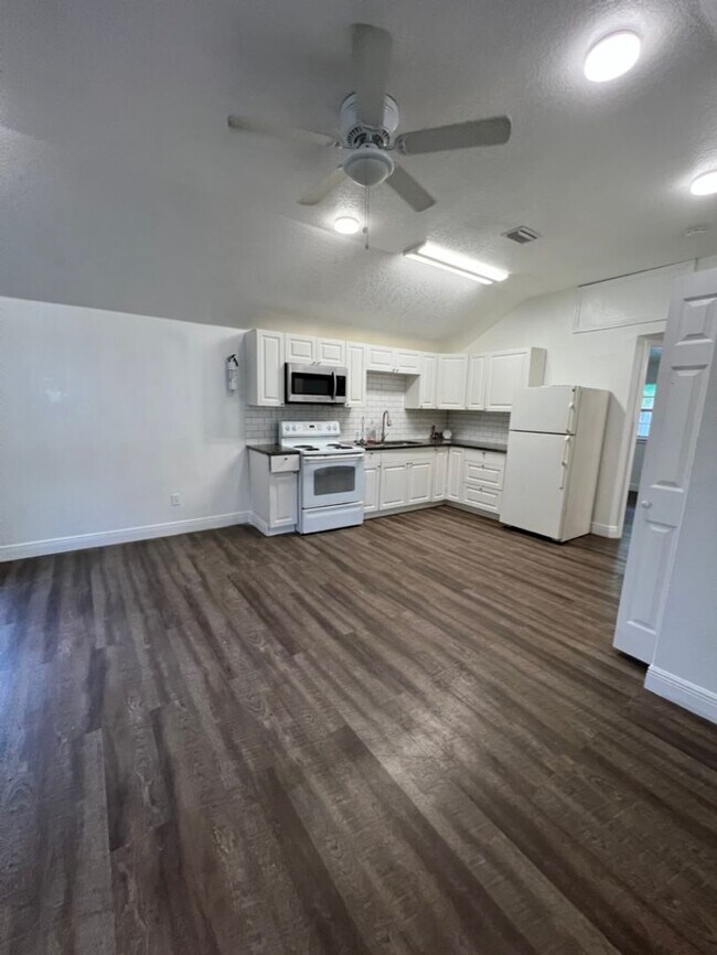 Building Photo - SRATm Triplex 1009 &amp; 1011 26th Ave W B...