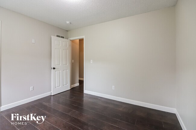 Building Photo - 412 N Crest Dr