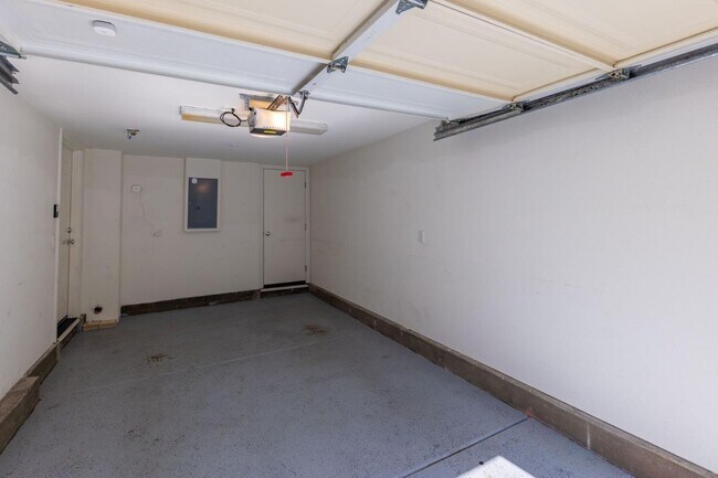 Building Photo - 200 Live Oak Way