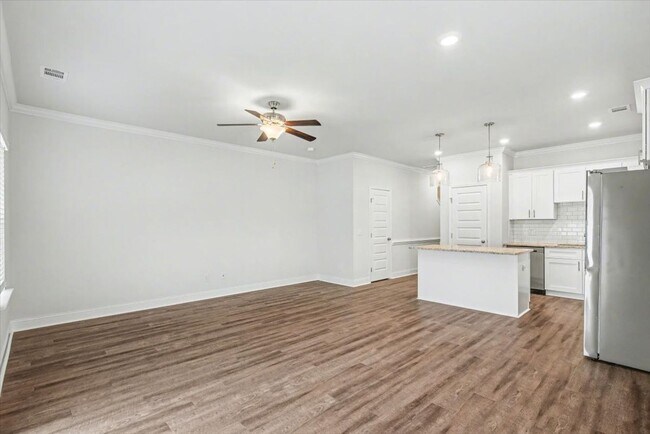 Building Photo - Like New 3 Bed, 2.5 Bath End Unit Townhome in Richmond Hill