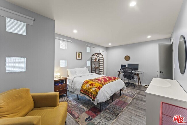 Building Photo - 712 Pacific St