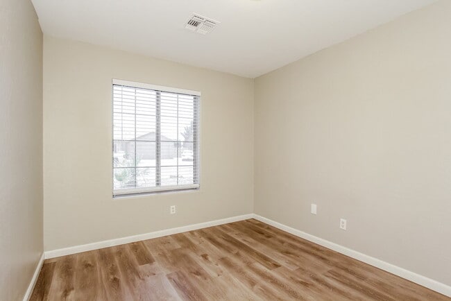 Building Photo - 13254 W Paradise Ln