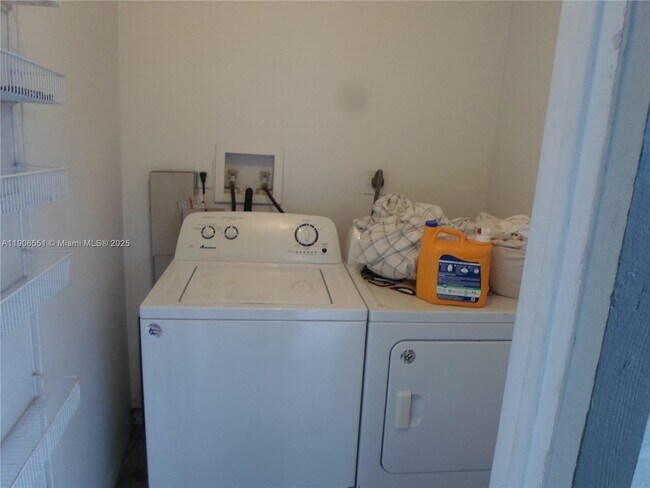 Building Photo - 20760 NE 4th Ct