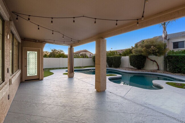 Building Photo - Gorgeous Everything you Need 4Bedroom plus Den Chandler Home!