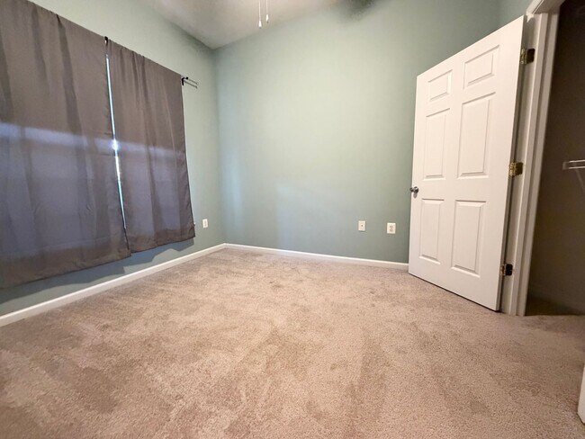 Building Photo - 810 Beverley Dr