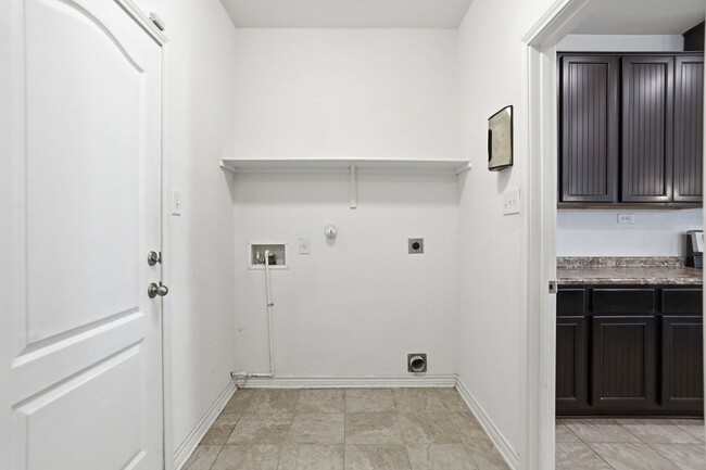 Building Photo - Single-Story Solar-Powered Home Near Braunig Lake – Comfortable & Convenient!