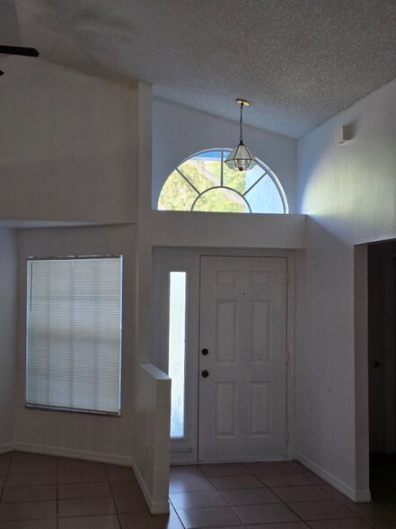 Building Photo - 3205 Montrose Cir