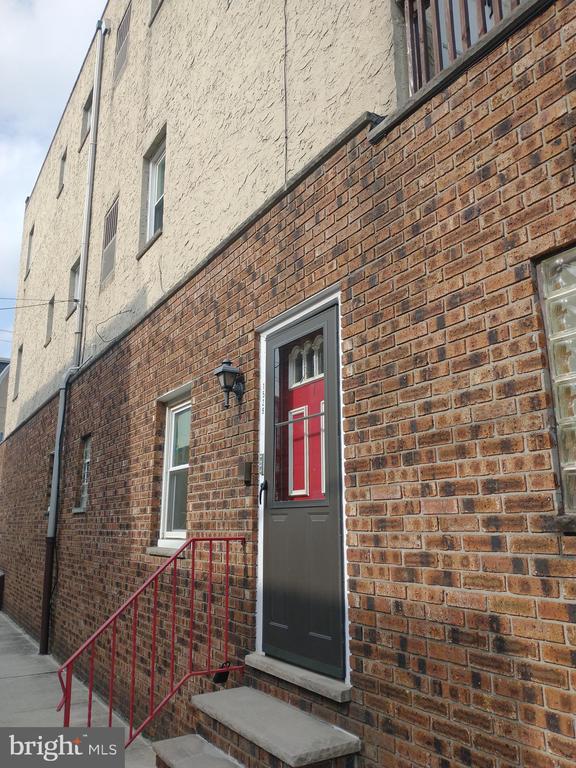 Building Photo - 1529 W Porter St
