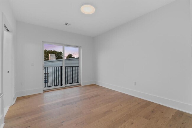 Building Photo - 525 Ave E