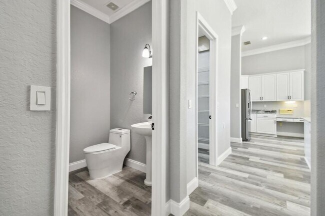 Building Photo - 6644 Country Club Rd