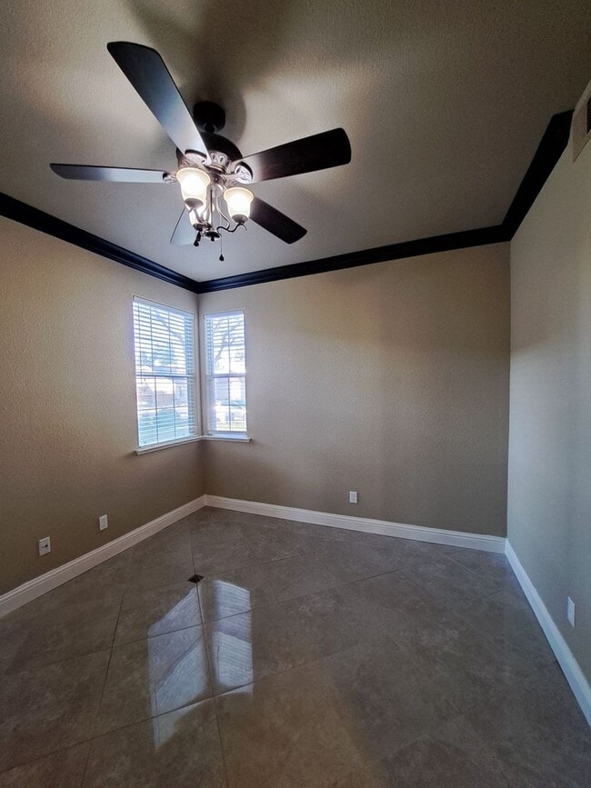 Building Photo - Spacious 5-Bedroom Fresno Home with Garage and Backyard!