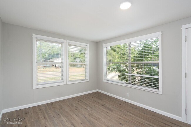 Building Photo - 2744 Russell Ave