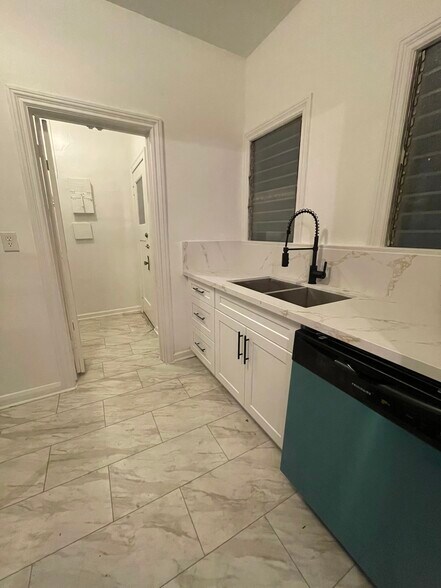 Building Photo - 417 N Gardner St