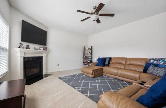 Building Photo - Luxury Living That's Worth the Wait!! COMING IN NOVEMBER