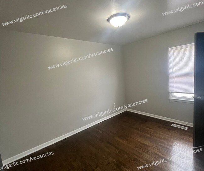 Building Photo - 3 Large Bedrooms • 1 Bathroom home in Gary, IN