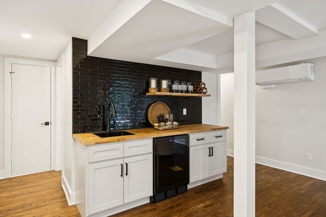 Building Photo - 215 Ash Dr