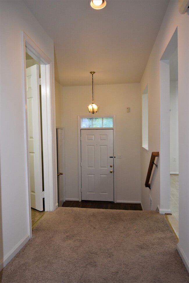 Building Photo - 3 Bedroom, 3.5 Bathroom Townhouse in North...