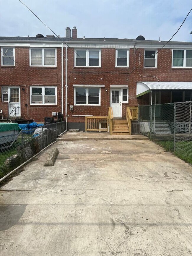 Building Photo - 3 Bedroom Townhome with Parking