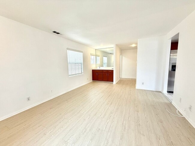 Building Photo - Cozy Renovated Townhome in Gardena!